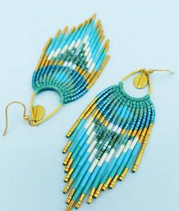 Pendientes largos bohemios con flecos de cuentas hechos de micromacramé y cuentas miyuki en azul turquesa, verde y dorado. - Product Image 1