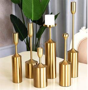 Portavelas de metal grande diseñado para sala de estar, centro de mesa de comedor y elegantes interiores contemporáneos para el hogar - Product Image 2