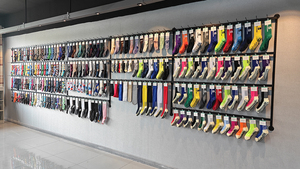 Calcetines Casuales de Vestir para Hombre, de Algodón y Poliéster, Negros y Blancos con Personajes Coloridos, Finos, Sostenibles, para Verano y Otoño - Product Image 4