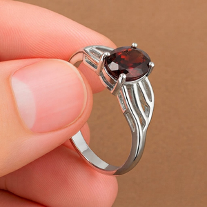 Anillo de compromiso y boda unisex de plata de ley 925 con granate de corte ovalado y baño de rodio de Rhaya Jewels, moderno para fiestas, piedra de nacimiento de enero - Product Image 2