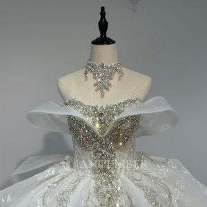 Robe de mariée XS266 scintillante en ivoire avec traîne chapelle, dentelle florale et appliques en cristal pour femme - Product Image 5
