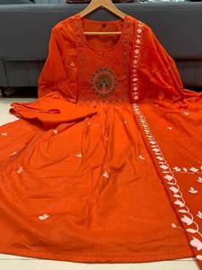 Collection de créateurs SUMMER DHAMAKA Nouveau ensemble Anarkali Kurta avec pantalon en rayonne et dupatta en malmal à motifs superposés 3 pièces Costume de fête moderne - Product Image 5