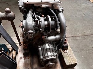 Y a n m a r 4JH4-TE Motor diésel marino de 75 HP con panel de transmisión Excelente Estado - Product Image 4