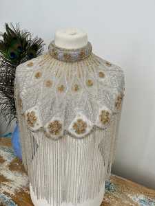 Cape burlesque élégante avec des fils de perles, des paillettes, une tenue droite magnifique, tenue de fête, collier de perles, broderie naturelle - Product Image 5