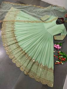 ชุดเดรสยาวแบบอนาร์กาลีผ้าจอร์เจตต์ปักลายแบบอินเดียดั้งเดิม พร้อมผ้าคลุมไหล่ดีไซน์เนอร์ สำหรับผู้หญิง ชุดแต่งงานสั่งตัดได้ - Product Image 4