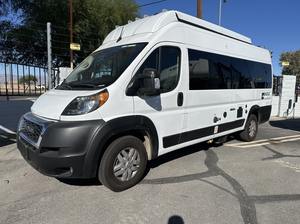 3C6MRVUG1NE129561 Autocaravana de Lujo Usada 2024, Cómoda y de Estilo Industrial, con Cocina Completa, Baño y Capacidad para 4 Personas, OEM - Product Image 4