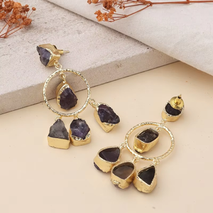 Boucles d'oreilles pendantes délicates en améthyste violette avec un design long et tombant, parfaites pour les tenues de soirée et de fête - Product Image 6
