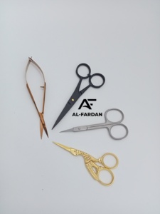 Tijeras Profesionales Japonesas de Acero Inoxidable J2 con Hoja Curva Afilada para Manicura, Uñas, Cutículas y Cejas - Product Image 3