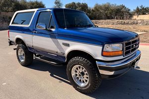 Ford Bronco XLT 4x4 V8 de 1996, Usado, con Diferencial Trasero de Deslizamiento Limitado, 4WD, Subastado para Beneficencia - Product Image 3
