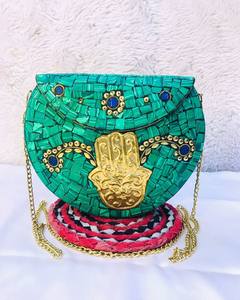 Pochette de soirée artisanale avec chaîne et rabat, confectionnée par des artisans indiens, pour les occasions spéciales des femmes - Product Image 4