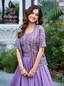 Ensemble Lehenga Choli et Koti en Vichitra Naturel Pur, Longueur au Sol, avec Broderie pour les Fêtes, Style Indo-Occidental - Product Image 4