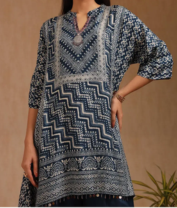 Robe de vêtements indienne et pakistanaise imprimée coupe régulière bleu marine classique pour femme avec un style de mode ethnique élégant - Product Image 4