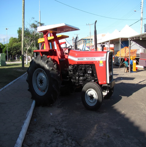 Tractor Massey Ferguson 265 con motor diésel de 4 cilindros que produce aproximadamente 60-75 HP para agricultores - Product Image 4