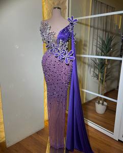 Robe de soirée longue chic en satin, coupe ajustée, style vintage, avec volants, motif cristal, écologique, antistatique, pour bal de promo - Product Image 1