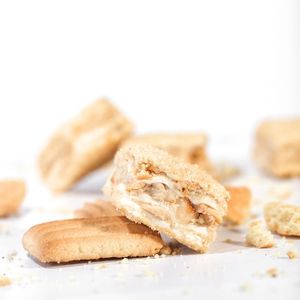 Delicias Turcas de Chocolate de Primera Calidad, Galletas Cubo Recubiertas de Avellanas, Caja de Alta Calidad, 12 Meses de Duración - Product Image 2