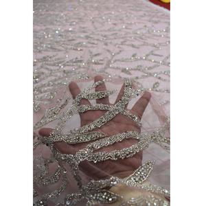 Tissu en coton perlé fait à la main avec des motifs élégants Tissu de luxe pour robes de mariée et vêtements de cérémonie à vendre - Product Image 4