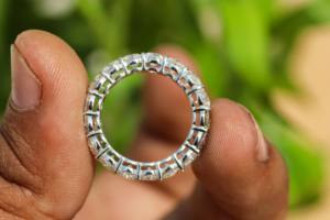 Anillo de Compromiso de Moissanita Blanca de 1.50 Quilates con Corte Brillante y Engaste Pavé, Banda de Oro Blanco de 14K, Estilo Moderno - Product Image 2