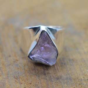 Anillo de Plata de Ley 925 con Amatista en Bruto, Joyería de Piedras Preciosas Hecha a Mano, Elegante Anillo de Piedra Natural, Regalo para Aniversario - Product Image 1