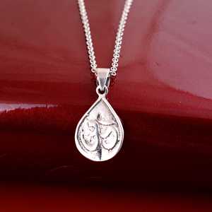 Pendentif religieux Om en laiton plaqué argent, symbole hindou, yoga, ethnique, vente en gros - Product Image 1
