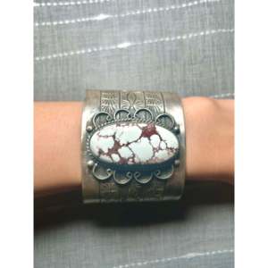 Bracelet manchette en argent sterling et cheval sauvage, fait main Navajo, bijou culturel de collection - Product Image 5