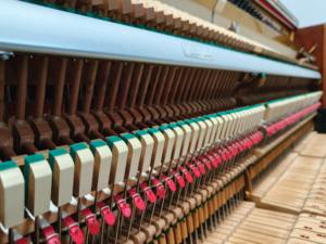 Piano droit Kawai K20, 88 touches lestées, style classique, corps en bois, plancher de sonorisation en bois massif, montage au sol - Product Image 6