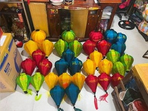 Lámpara colgante redonda hecha a mano de bambú y seda Hoi An para jardín al aire libre, restaurante y decoración de eventos tradicionales - Product Image 2