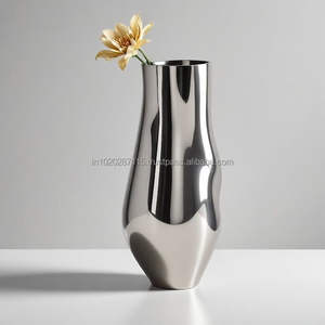 Vase à fleurs design en métal aux courbes lisses et au look hautement poli idéal pour une salle à manger ou une réception de bureau haut de gamme - Product Image 3