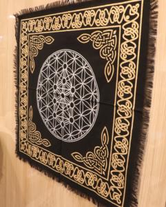 Nappe d'autel 7 Chakra Noir Or Imprimé Pentagramme spirituel Couverture de table 24*24 pouces Vente en gros - Product Image 2