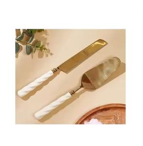 Ensemble de serveur de couteaux à gâteau faits à la main avec manche en résine pour décoration de table de fête de mariage - Product Image 5