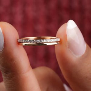 Anillo Apilable de Lujo Eternity de Oro Liso con Moissanita Tallada en Plata de Ley 925 Bañada en Oro para Compromiso, Boda o Aniversario - Product Image 3