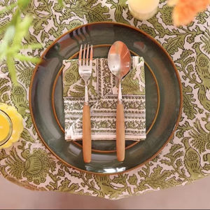 Nappe ronde en coton à imprimé floral indien vert mousse pour Noël et décoration de salle à manger - Product Image 1