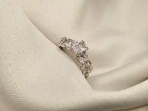 VVS Clarity Cut Moissanite Halo Bague de fiançailles et d'éternité Bijoux en gros de haute qualité pour un style de fête classique - Product Image 2