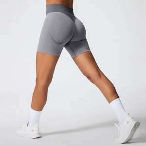 Pantalones deportivos con forro de contraste de cintura elástica personalizados, pantalones cortos de chándal de rendimiento físico para yoga y gimnasio de nailon para mujer - Product Image 4