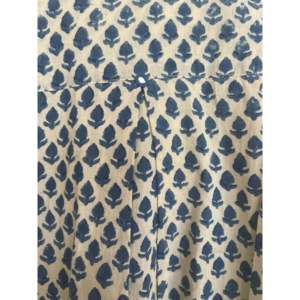 Camisa con efecto espejo en índigo y marfil, dibujada a mano, de tela popelina vintage, con métodos de estampado únicos - Product Image 2