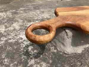 Ensemble de planches à découper en bois d'acacia artisanal, planches à découper et à servir en bois massif avec poignée pour la cuisine, la préparation des aliments - Product Image 3