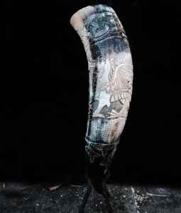 Corne à boire Viking antique Corne de buffle naturelle sculptée et polie Produit naturel élégant - Product Image 1