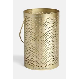 Linterna de vela de forma redonda de metal con acabado dorado con diseño de trabajo cortado para bodas y decoraciones de eventos en casa - Product Image 1