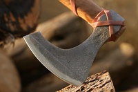Kustom buatan tangan baja karbon Viking kapak dengan pegangan kayu dan selubung kulit halus buatan tangan sumbu berkemah kapak daging