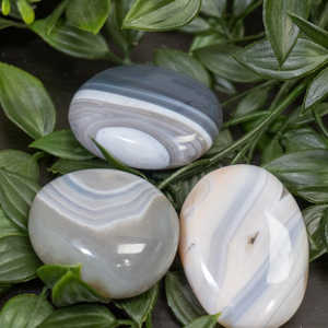 Pierre de poche sculptée en agate grise naturelle, pour la guérison Reiki, la méditation, le Feng Shui, la lithothérapie, la métaphysique et la spiritualité, vente en gros - Product Image 3