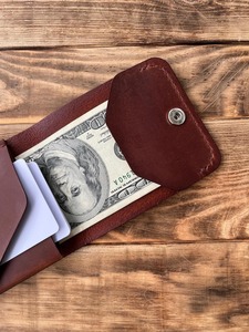 Portefeuille en cuir véritable fait main le plus vendu avec un design classique à deux volets et une finition lisse pour la durabilité disponible à la vente - Product Image 2