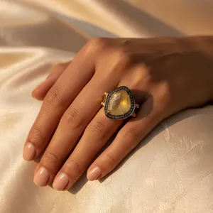 Anillo de Zafiro Amarillo Chapado en Oro para Mujer con Detalles de Diamantes, Joyería Elegante - Product Image 1
