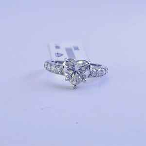 Bague de fiançailles en plaqué or blanc 14 carats au design vintage unique, diamant Moissanite taillé en cœur pour fête de mariage ou cadeau d'anniversaire - Product Image 2