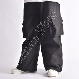Pantalon cargo noir élégant avec construction imperméable et conception de neige multi-poches - Product Image 5