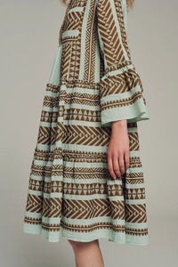 Nouvelle arrivée d'été Les femmes portent une robe mi-longue texturée à tissage en V de belle couleur, parfaite pour les événements en plein air et les occasions décontractées - Product Image 5