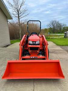 Achetez maintenant, livraison rapide, en stock, tracteur de jardin LA526 rouge abordable avec chargeur frontal, tracteur à 4 roues motrices, moteur multifonctionnel. - Product Image 4