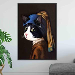 Tableau imprimé sur toile : Chat élégant avec boucles d'oreilles en perles, TOILE ENCARTÉCHÉE NOIRE - Product Image 1