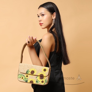 Borsa da donna a forma di girasole firmata firmata | Borsa di dichiarazione ricamata a mano artigianale - Product Image 1