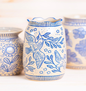 Vase en céramique sur le thème du citron peint à la main avec un design texturé unique, parfait pour une ferme, disponible au prix de gros. - Product Image 6