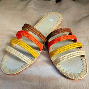 Vente en gros de pantoufles et sandales marocaines en raphia faites à la main, chaussures tissées écologiques pour femmes et hommes, fournisseur direct de commandes en gros - Product Image 2