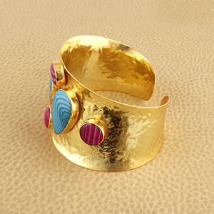 Bracelet large en or plaqué or, rose avec agate bleue du Botswana, bracelet large rond avec forme de larme, bijoux multi-pierres - Product Image 4